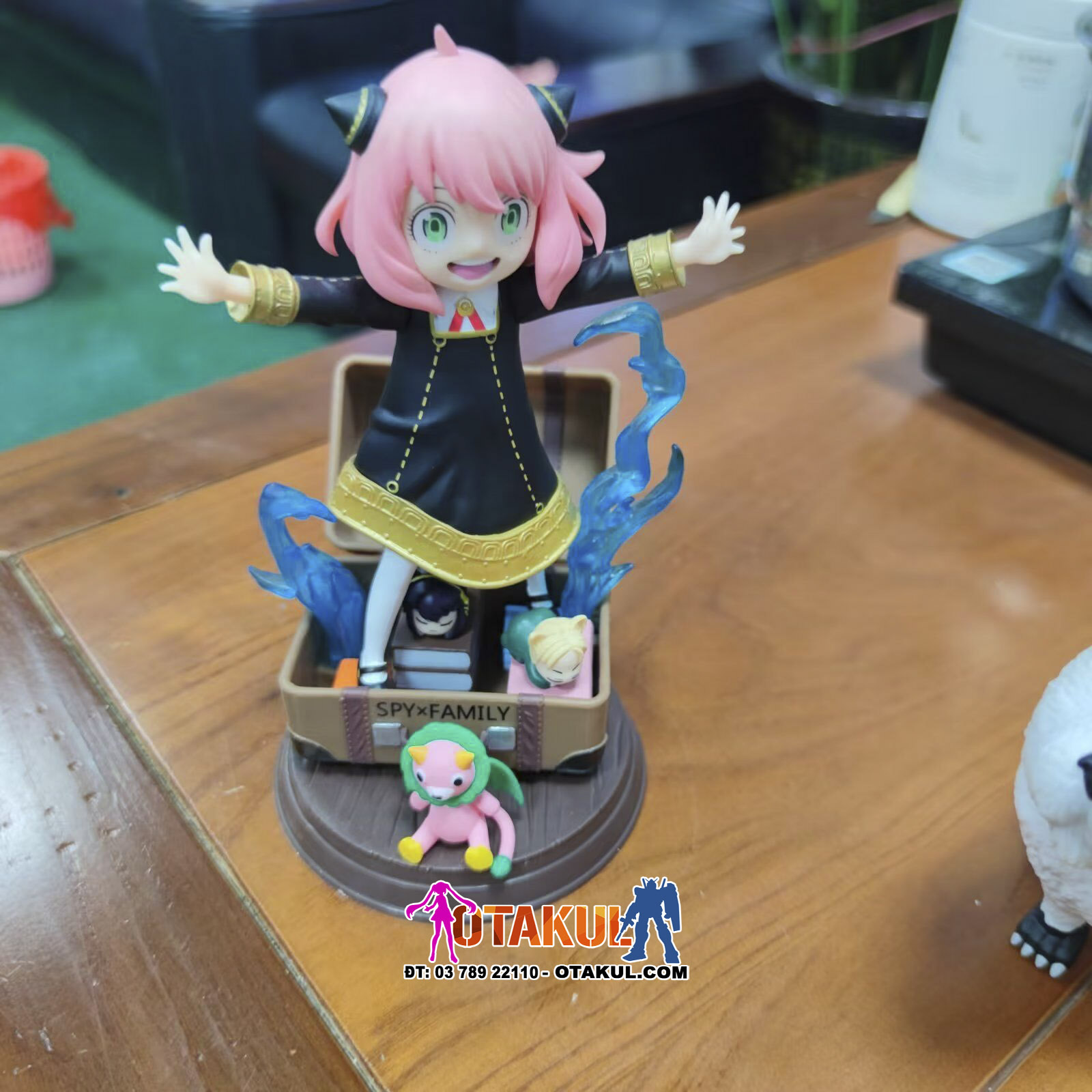 Mô Hình Anya Trong Vali Với Bond Trong Gia Đình Điệp Viên