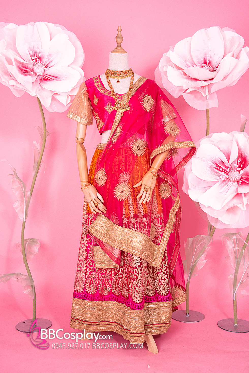 Sari là trang phục truyền thống của phụ nữ Ấn Độ.
