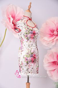 Sườn Xám Trắng Vải Phi Hoa Cổ Khoét Rộng