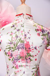 Sườn Xám Trắng Vải Phi Hoa Cổ Khoét Rộng