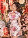 Sườn Xám Trắng Vải Phi Hoa Cổ Khoét Rộng