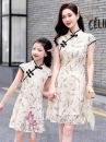 Váy Sườn Xám Trung Thu Cho Mẹ Và Bé Hoạ Tiết Hoa Lá Trẻ Trung