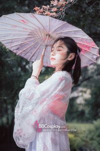 Du Múa Cổ Phong Nền Xanh Dương Hoá Mơ Trắng