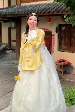 Hanbok Gấm Cao Cấp Chuẩn Hàn Áo Vàng Váy Trắng Kem