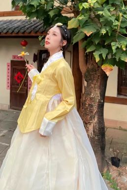 Hanbok Gấm Cao Cấp Chuẩn Hàn Áo Vàng Váy Trắng Kem