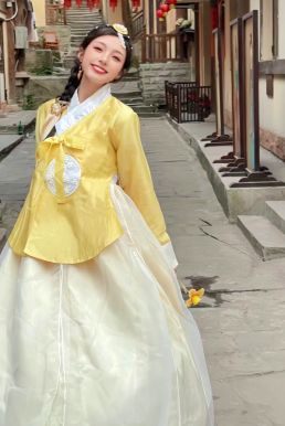 Hanbok Gấm Cao Cấp Chuẩn Hàn Áo Vàng Váy Trắng Kem