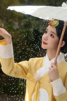 Hanbok Gấm Cao Cấp Chuẩn Hàn Áo Vàng Váy Trắng Kem