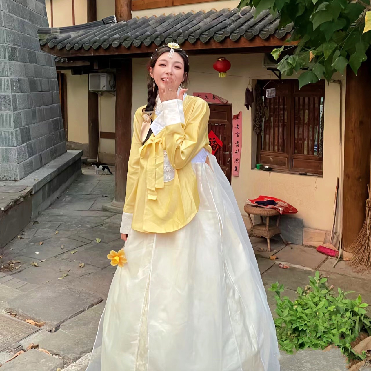 Hanbok Gấm Cao Cấp Chuẩn Hàn Áo Vàng Váy Trắng Kem