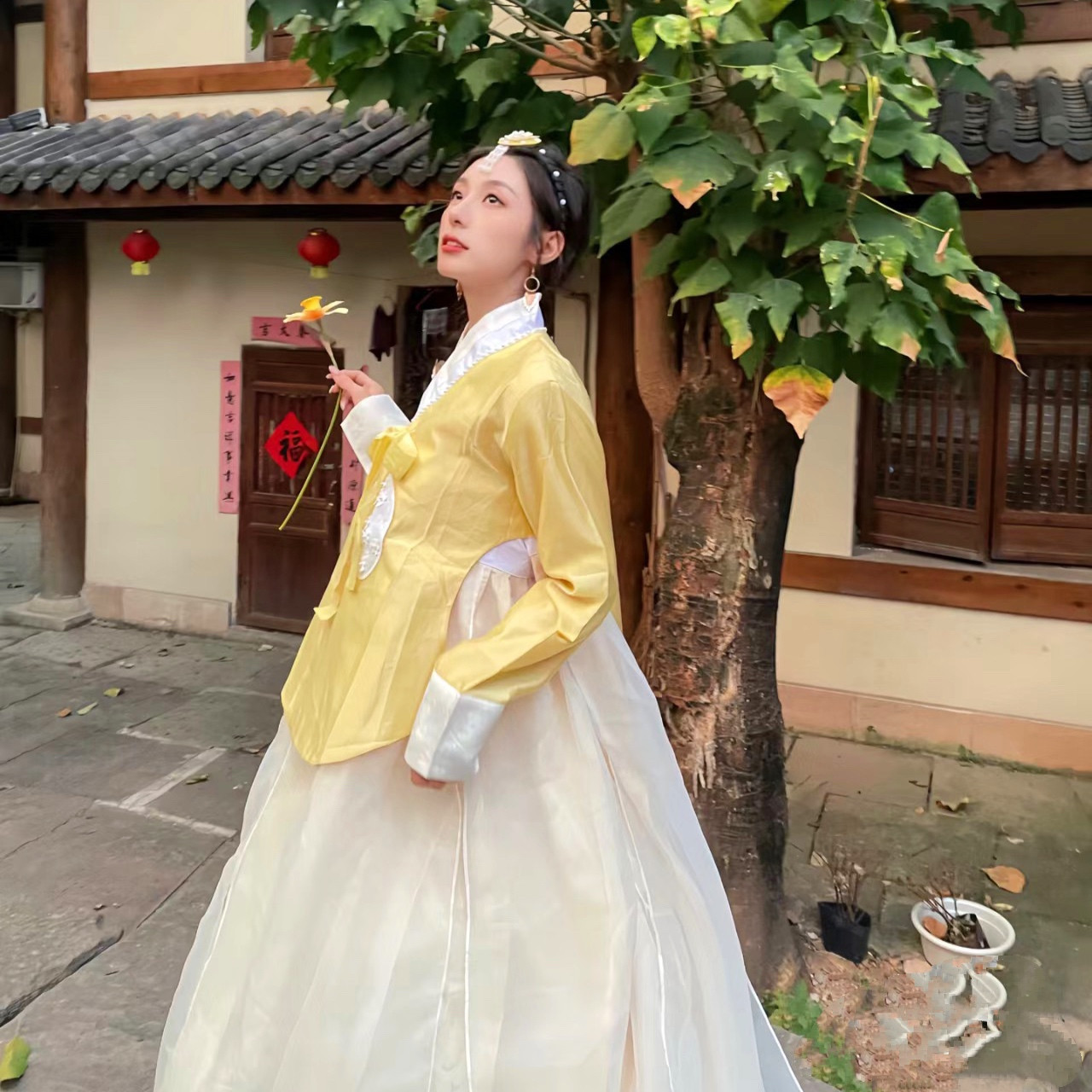 Hanbok Gấm Cao Cấp Chuẩn Hàn Áo Vàng Váy Trắng Kem