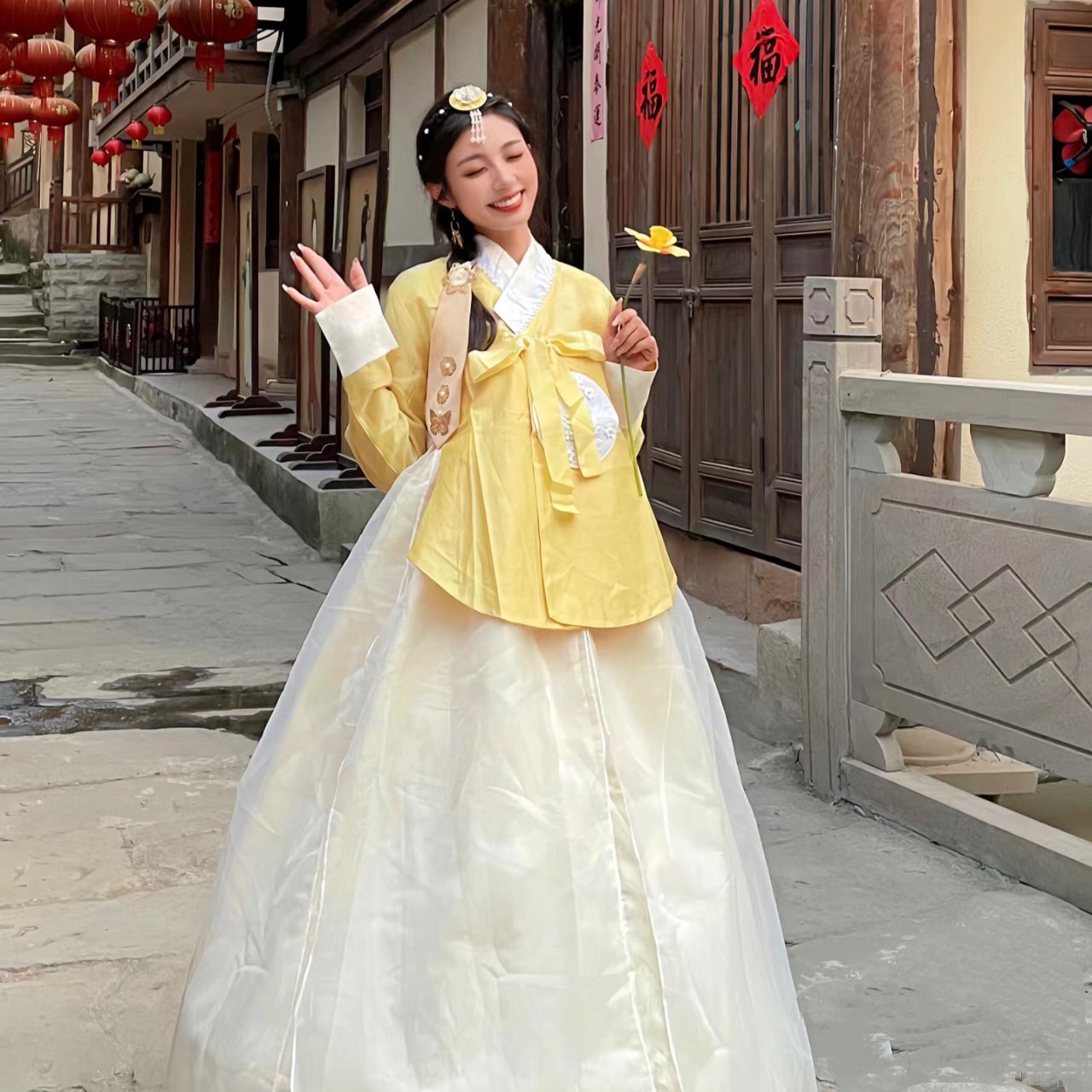 Hanbok Gấm Cao Cấp Chuẩn Hàn Áo Vàng Váy Trắng Kem