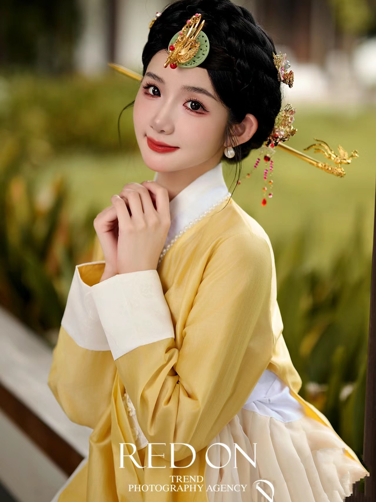 Hanbok Gấm Cao Cấp Chuẩn Hàn Áo Vàng Váy Trắng Kem