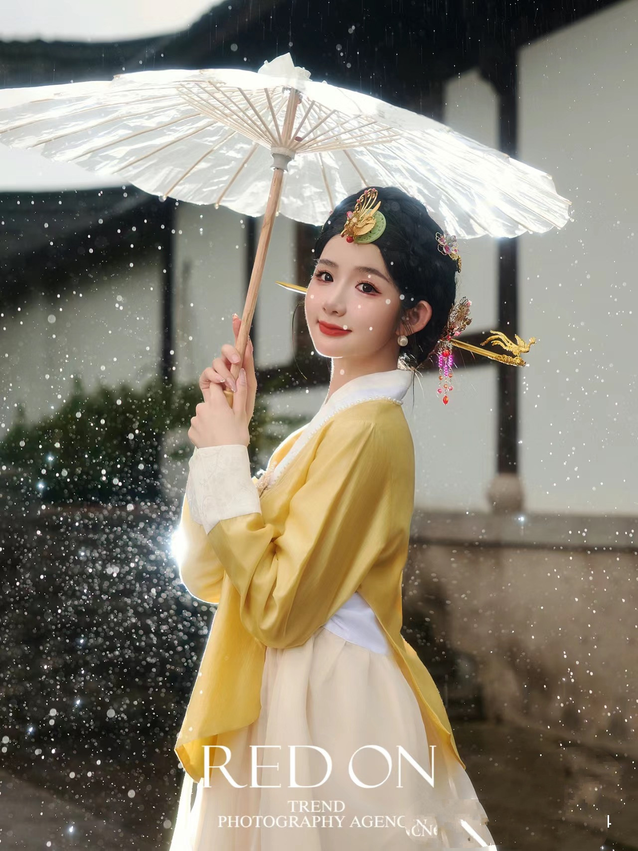 Hanbok Gấm Cao Cấp Chuẩn Hàn Áo Vàng Váy Trắng Kem