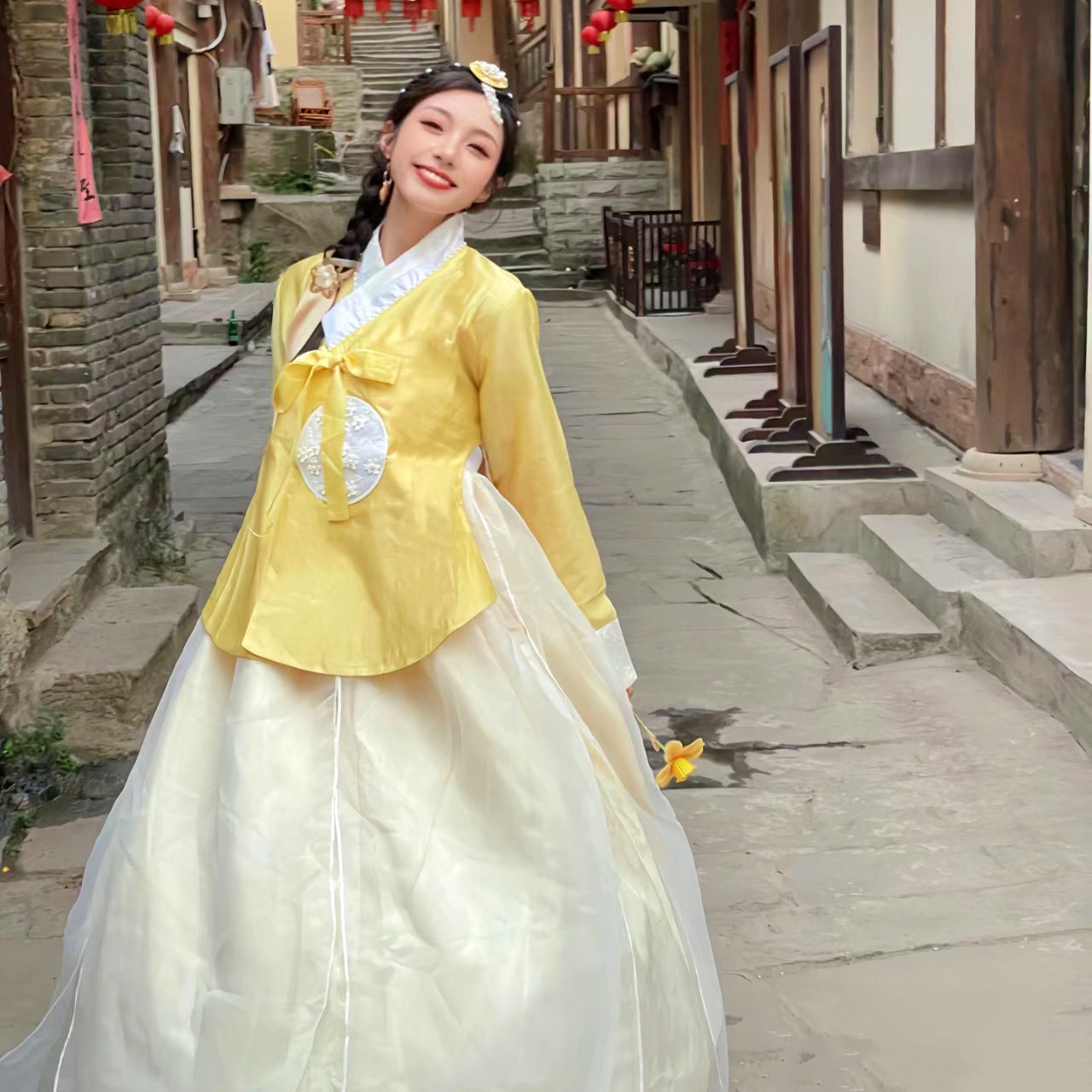 Hanbok Gấm Cao Cấp Chuẩn Hàn Áo Vàng Váy Trắng Kem