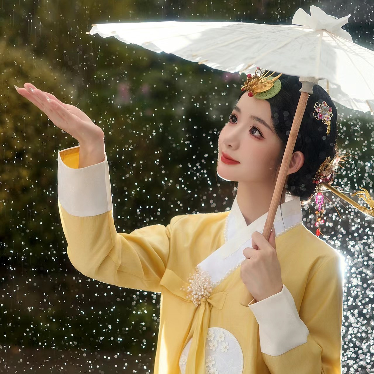 Hanbok Gấm Cao Cấp Chuẩn Hàn Áo Vàng Váy Trắng Kem