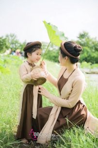 Trang Phục Tứ Thân Ao Sen Áo Kem Váy Nâu
