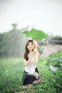 Yếm Trắng Váy Đen Chụp Sen