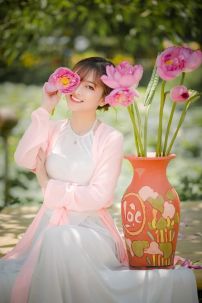 Trang Phục Tứ Thân Hồng Nhạt Yếm Trắng Chụp Sen