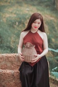 Yếm Nâu Váy Đen Mộc Mạc Chụp Sen