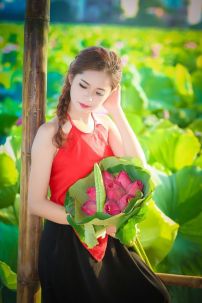 Yếm Đỏ Chụp Hồ Sen Mùa Hè