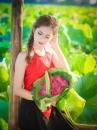 Yếm Đỏ Chụp Hồ Sen Mùa Hè