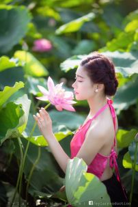 Yếm Hồng Chụp Sen Mùa Hè