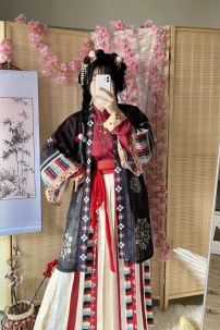 Hán Phục Tây Tạng Áo Đỏ Váy Kem Phối Khoác Đen