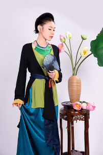 Yếm Xanh Chụp Sen