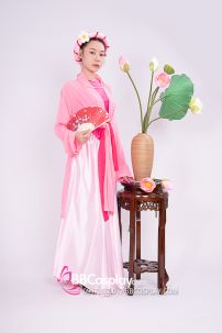 Bộ Tứ Thân Hồng Cánh Sen Của Chị Ba Vào Thăm Phủ Chúa