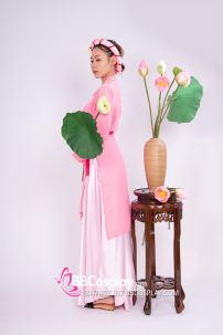 Bộ Tứ Thân Hồng Cánh Sen Của Chị Ba Vào Thăm Phủ Chúa