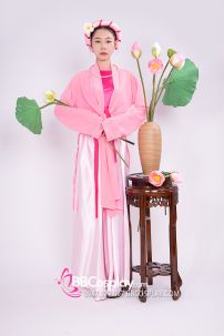 Bộ Tứ Thân Hồng Cánh Sen Của Chị Ba Vào Thăm Phủ Chúa