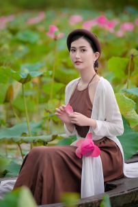 Áo Tứ Thân Trắng Yếm Nâu