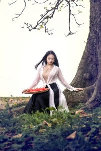 Tứ Thân Trắng Yếm Màu Be Đụp Đen