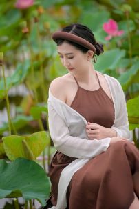 Tứ Thân Trắng Yếm Màu Be Đụp Đen