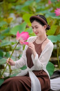 Tứ Thân Trắng Yếm Màu Be Đụp Đen