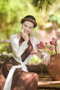 Tứ Thân Trắng Yếm Màu Be Đụp Đen