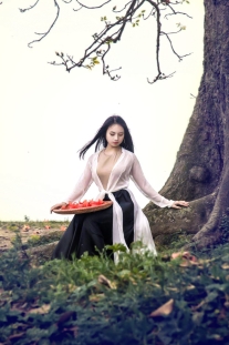 Tứ Thân Trắng Yếm Màu Be Đụp Đen