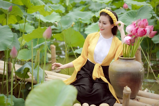 Tứ Thân Vàng Yếm Trắng Đụp Đen Huyền Trang