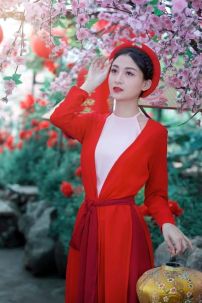 Tứ Thân Đỏ Yếm Trắng