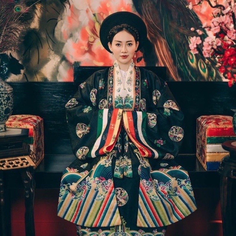 Trang Phục Nhật Bình Gấm Đen Quyền Lực