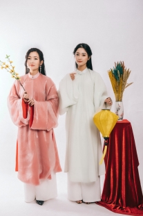 Cặp Áo Ngũ Thân Chị Ngã Em Nâng Hồng Xước Trắng Voan