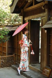 Áo Yukata Trắng Nền Hoa Caro Đỏ