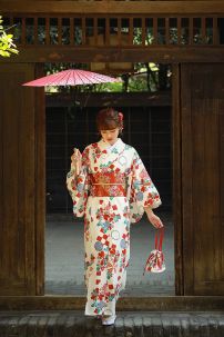 Áo Yukata Trắng Nền Hoa Caro Đỏ