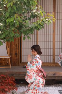 Áo Yukata Trắng Nền Hoa Caro Đỏ