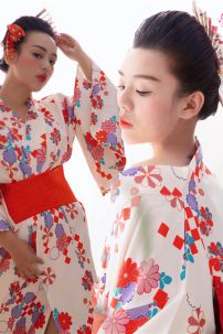 Áo Yukata Trắng Nền Hoa Caro Đỏ