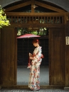 Áo Yukata Trắng Nền Hoa Caro Đỏ
