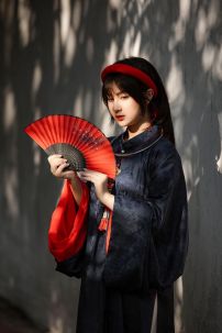 Việt Phục Nữ Triều Nguyễn Áo Ngũ Thân Đen Gấm Lót Đỏ Hoa Văn Chìm