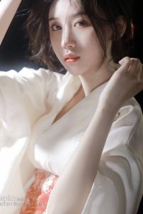 Áo Yukata Trắng Hồng Hoạ Tiết Bướm Nhẹ Nhàng