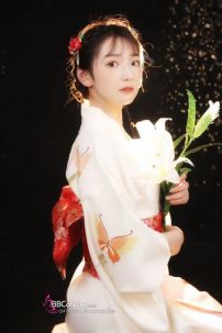 Áo Yukata Trắng Hồng Hoạ Tiết Bướm Nhẹ Nhàng