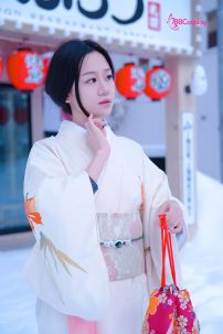 Áo Yukata Trắng Hồng Hoạ Tiết Bướm Nhẹ Nhàng