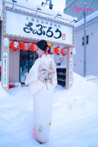 Áo Yukata Trắng Hồng Hoạ Tiết Bướm Nhẹ Nhàng